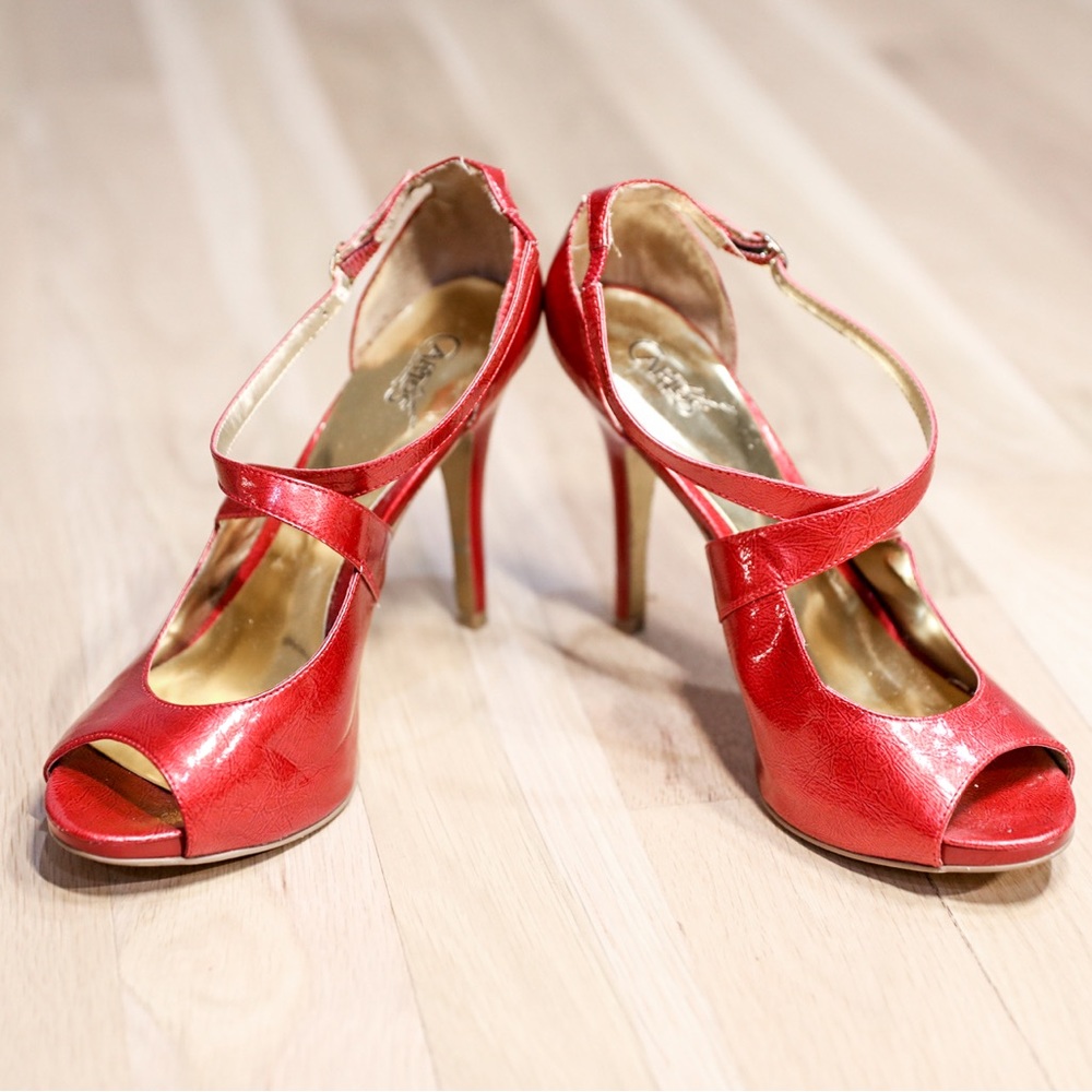 Carlos Santana Red patent leather heels women’s size 10